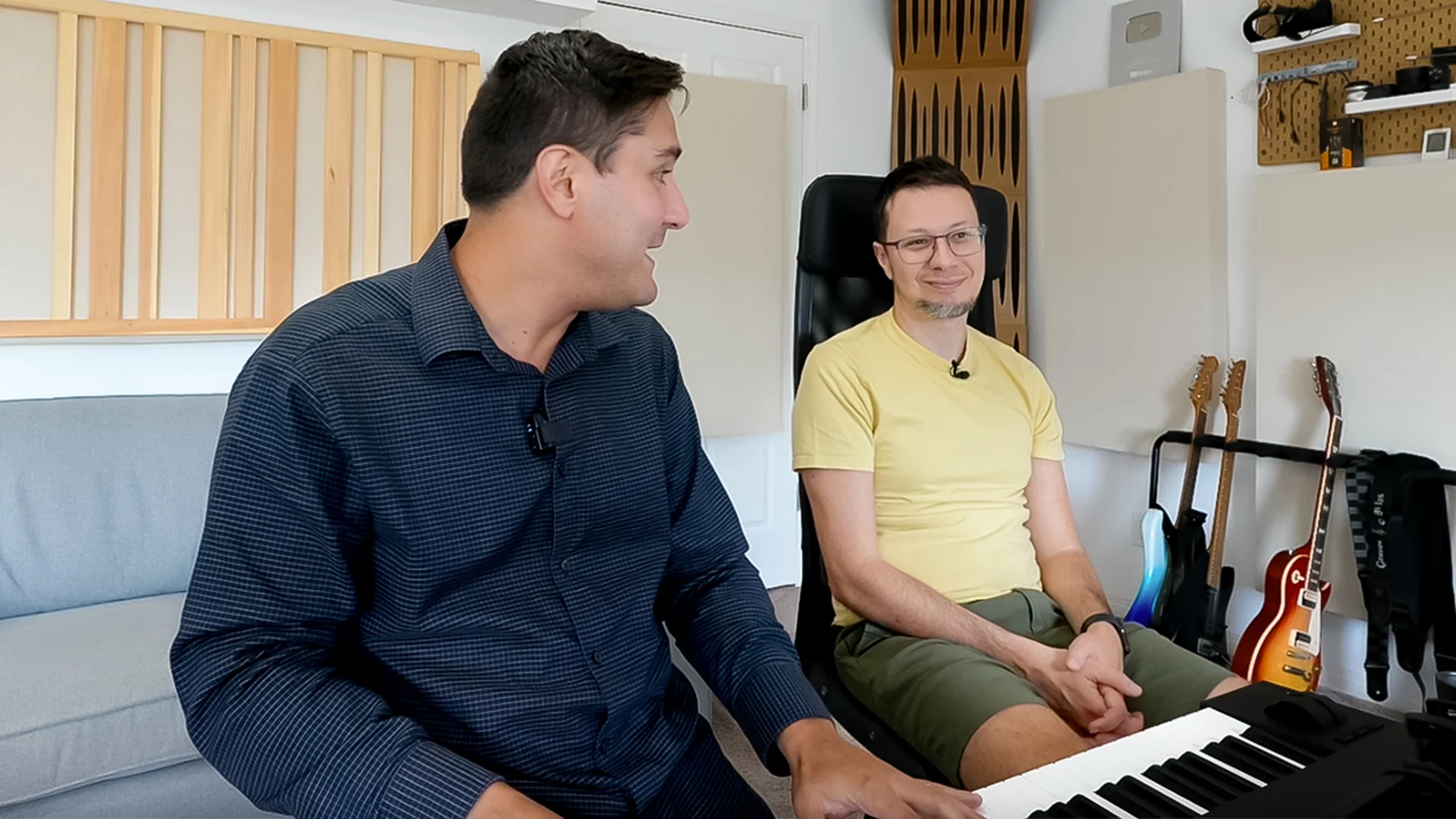Denis Nassar e Chrys Gringo conversando no estúdio