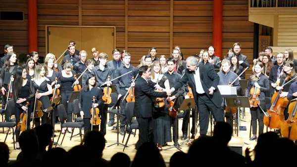 Denis Nassar regendo coro e orquestra