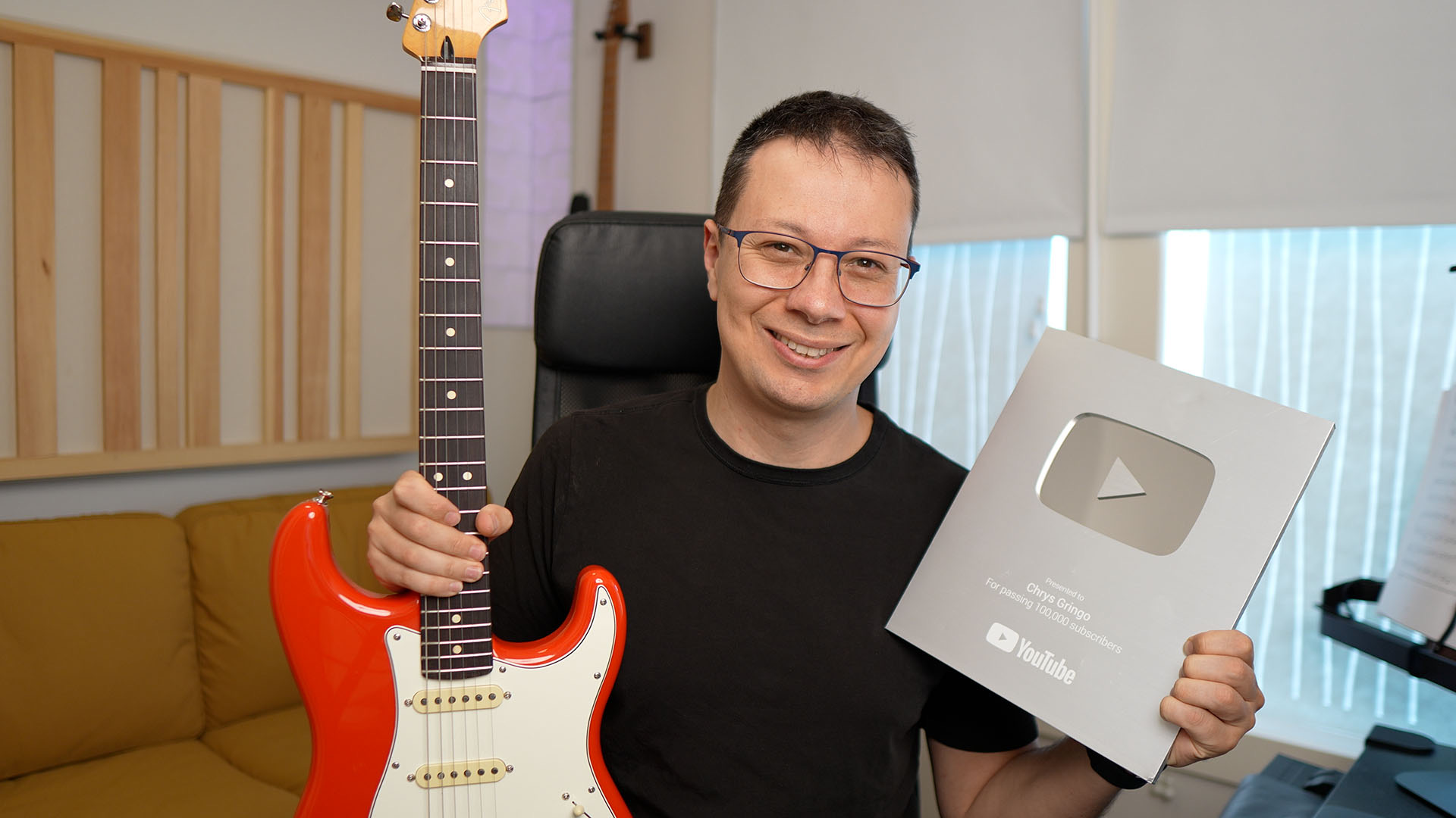 Chrys Gringo com a placa Silver Play Button do YouTube