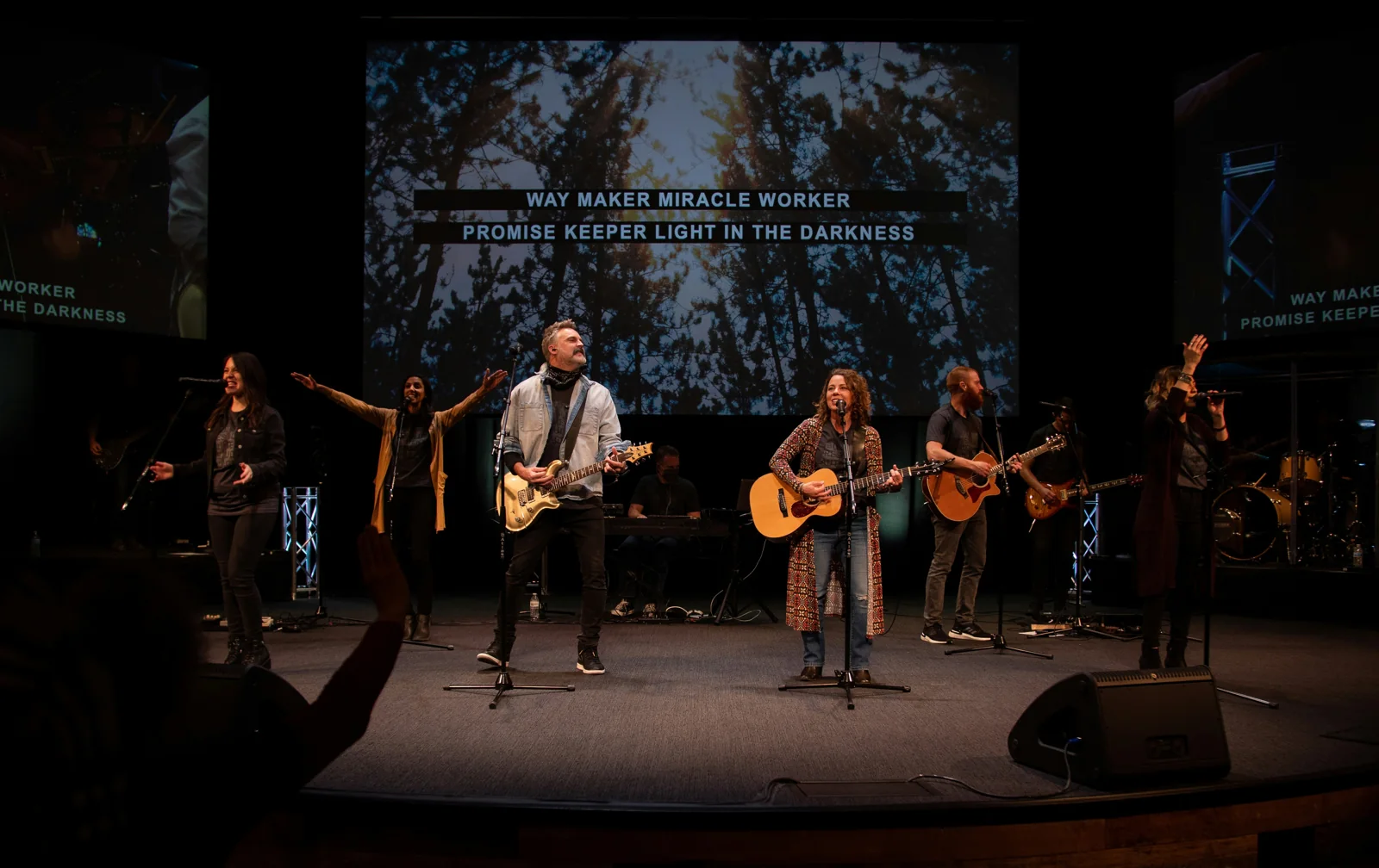 Banda de louvor no palco durante o culto