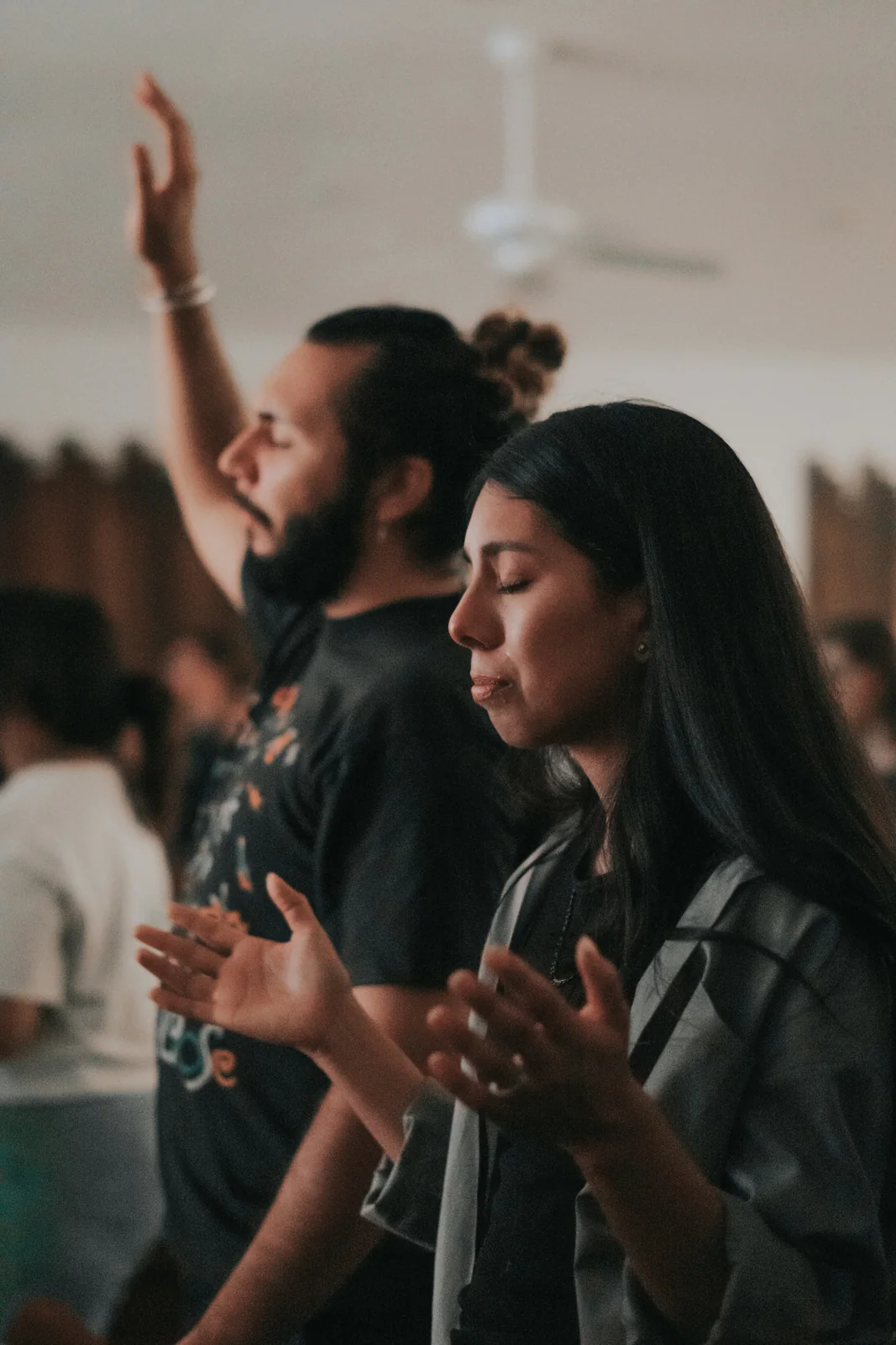 Congregação adorando em um culto